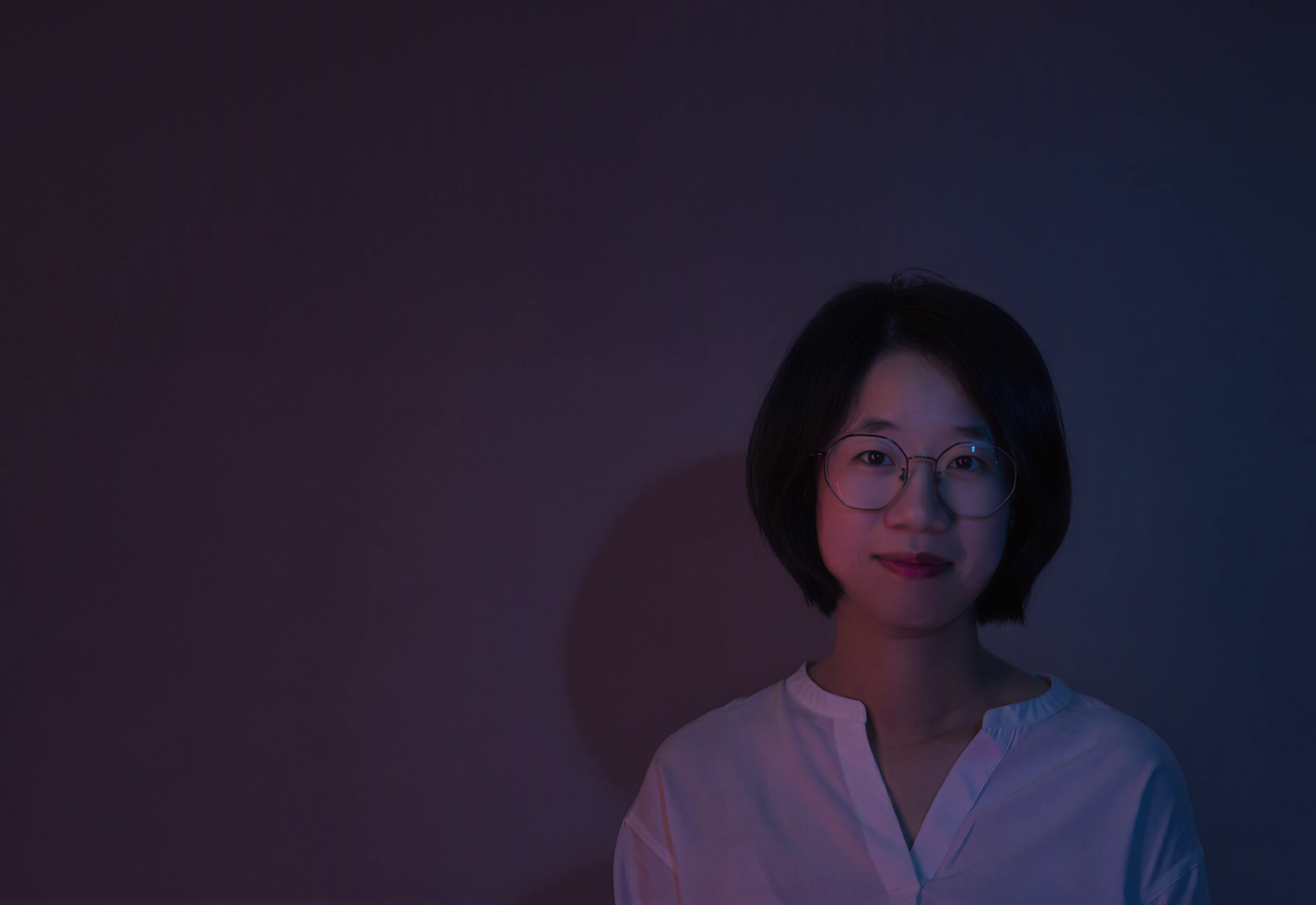 郭瑄在蓝紫色光线下的肖像